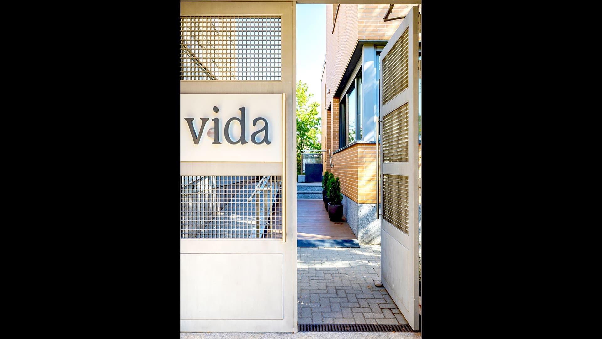 06. front entrance